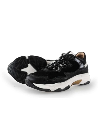 Giga Sneakers